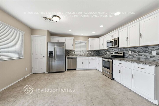3217 W Santa Cruz Ave