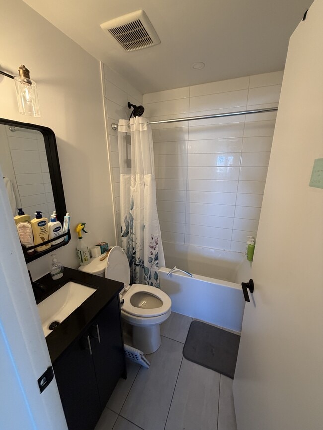 Building Photo - Room Rental / Student Rental / Ottawa U