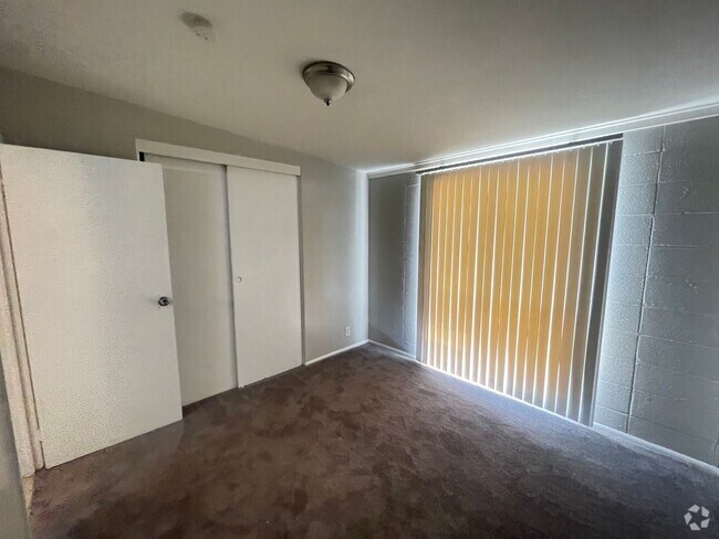 Building Photo - 3 BEDROOM 2 BATHROOM HOME!!