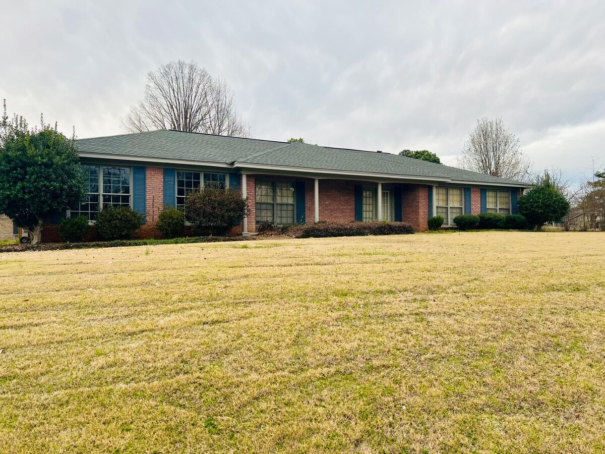 Nice 3 Bed 2 Bath! Available Fall 2026! - Nice 3 Bed 2 Bath! Available Fall 2026!