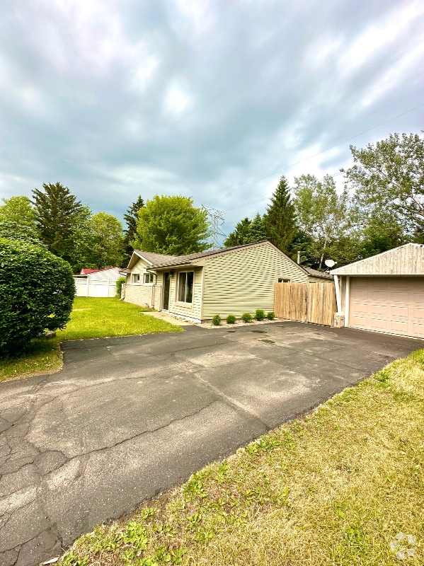 Building Photo - 7850 Dubuque Rd Rental