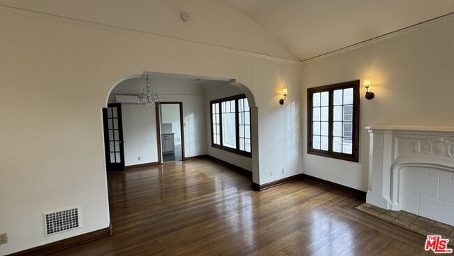 Photo - 326 1/2 N Sycamore Ave