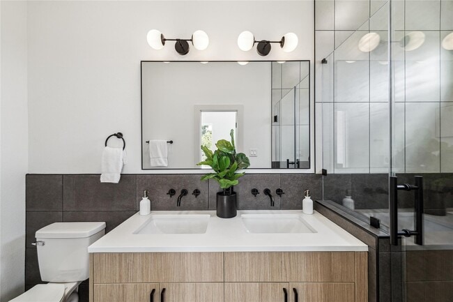 Building Photo - 415 Clearwater St