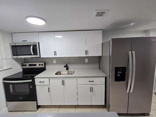 Building Photo - 3901 SW 112th Ave Unit 38
