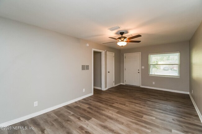 Photo - 5742 Norde Dr W