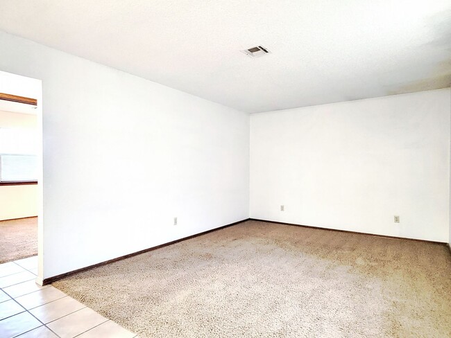 Charming 2 Bedroom Duplex in Tuttle, Oklah... - Charming 2 Bedroom Duplex in Tuttle, Oklah... House