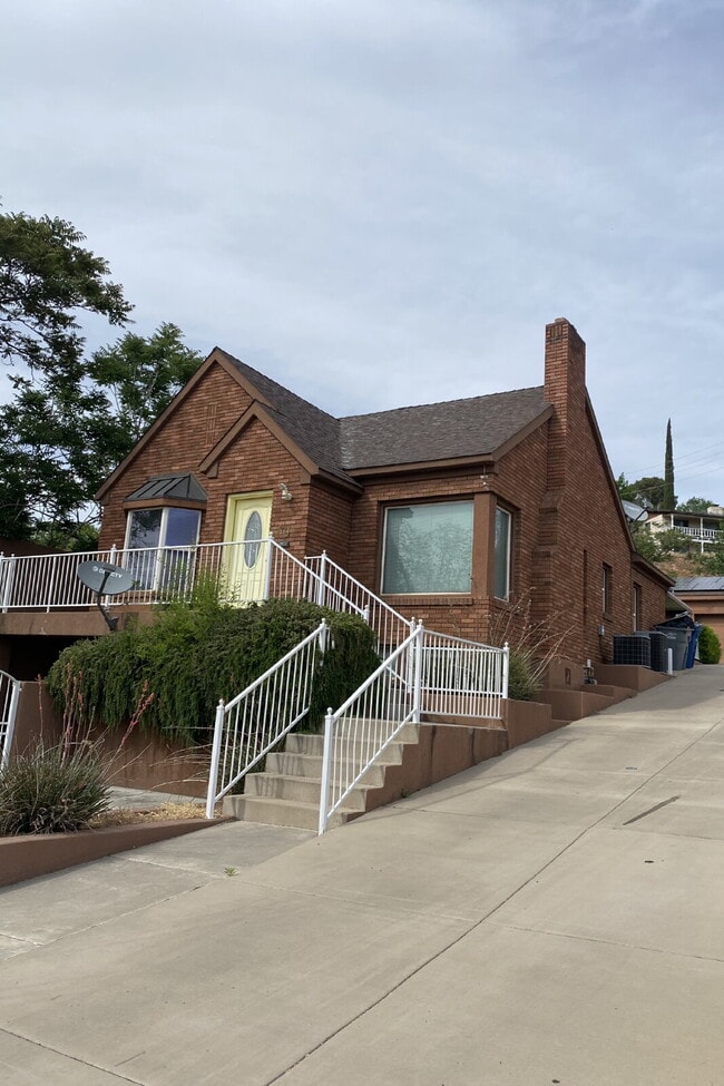 Building Photo - "2-Bed Retreat with 1350 Sq Ft of Comfort ... Unit A Rental