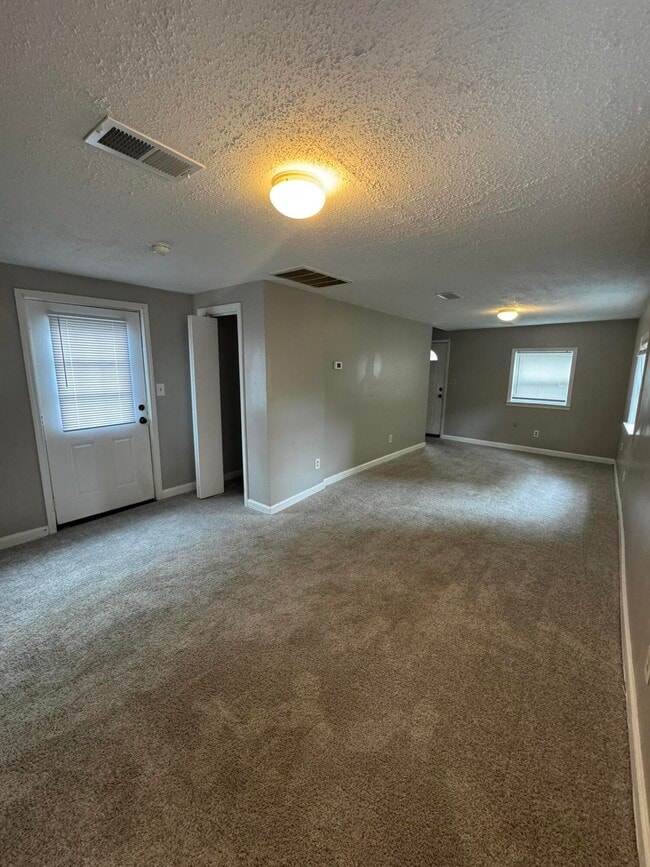 Photo - 605 Harry St