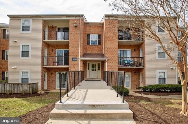 Building Photo - 18318 Streamside Dr Unit 202