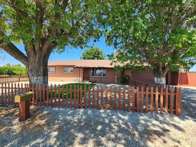 Country Living Close to Town - Country Living Close to Town House