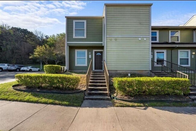 Front yard - 1500 Lake Shore Dr Condo Unit 401
