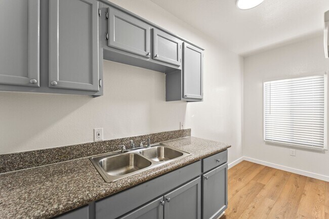 842 W 83rd St Unit 01