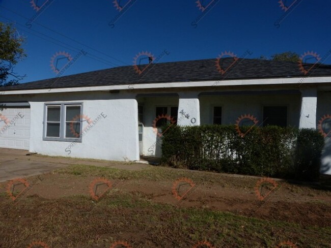 Nice updated 3 bedroom home with a 1 car g... - Nice updated 3 bedroom home with a 1 car g...