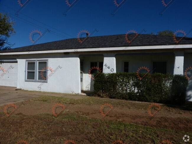 Building Photo - Nice updated 3 bedroom home with a 1 car g...