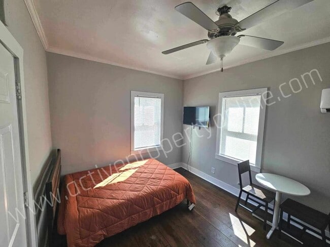 Photo - 195 College St