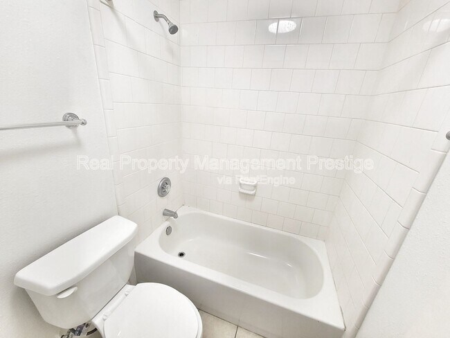 Photo - 1520 Yale St Unit 18