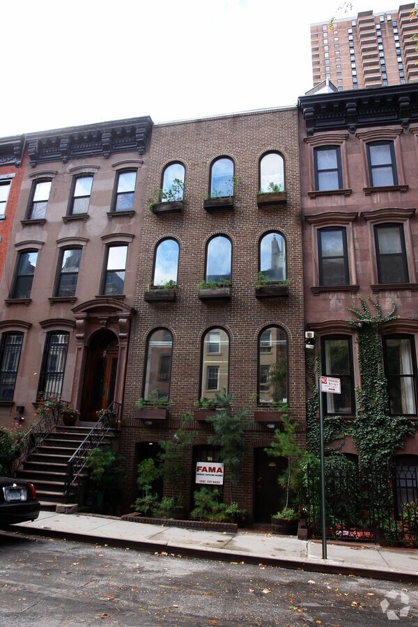 Photo - 450 W 44th St