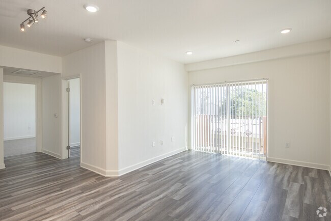 2BR, 1BA - 797SF