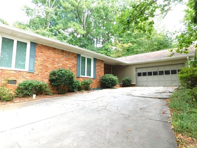 Building Photo - 626 Indian Hills Pkwy NE