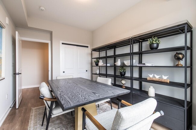 Photo - 870 Queenston Rd