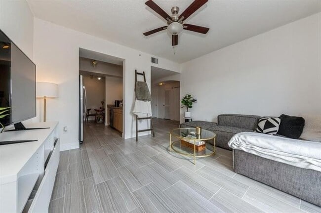 Photo - 533 NE 3rd Ave Unidad 551