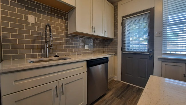 Photo - 1003 Art Hill Pl