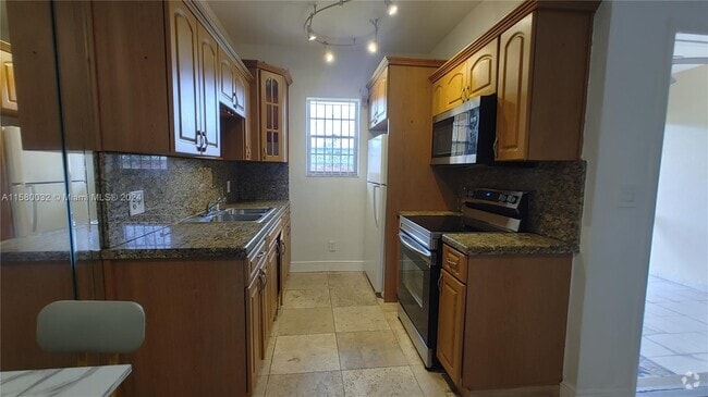 Building Photo - 421 NE 1st St Rental