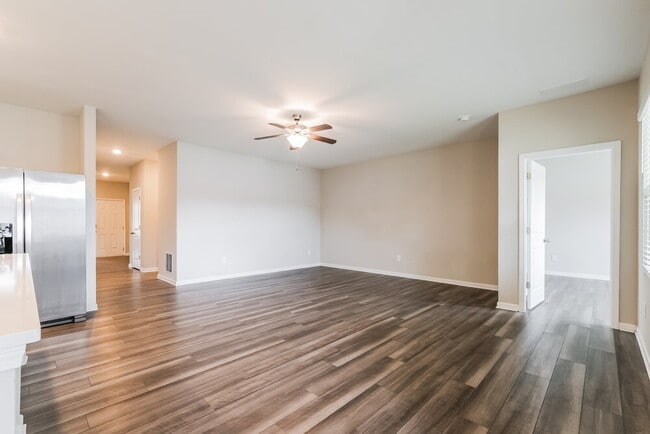 Photo - 590 Knightsbridge Ln