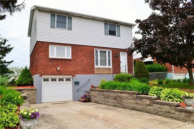 Building Photo - 5Bed | 2bath Home in West Mifflin, PA