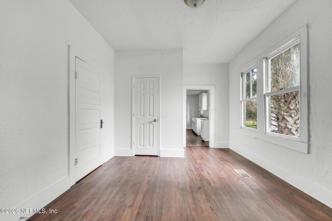 2106 Moncrief Rd