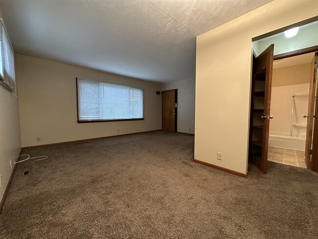 Photo - 375 S 44th St