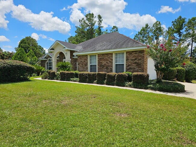 4Br/2.5Ba Huge home with a sunroom