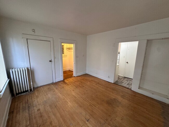 Photo - RENOVATED STUDIO WEST CENTRAL APARTMENT | HISTORIC BUILDING | PET FRIENDLY | AVAIL NOW Unidad 1425 1/2