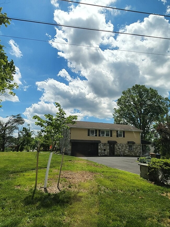 Building Photo - 901 Montgomery Ave