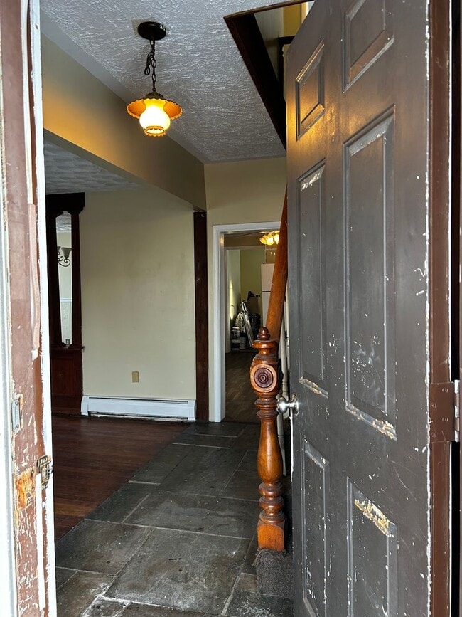 Building Photo - Welcome To This Charming 3-Bedroom, 1-Bathroom Home Located in the Heart of Carbondale, PA.