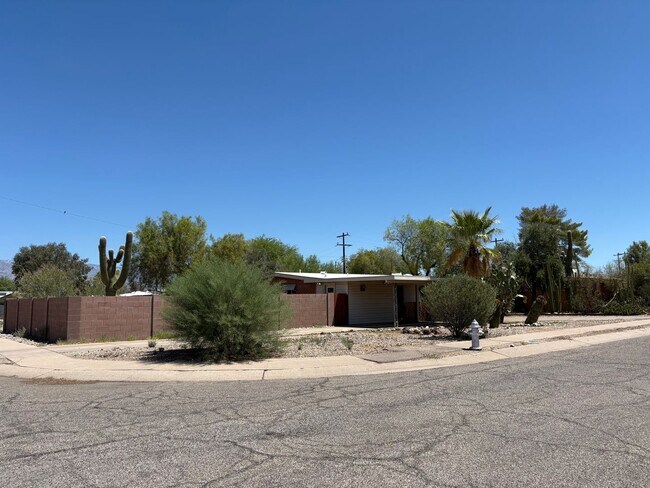 Building Photo - 3 Bedrooms 2 Bath Eastside Rental
