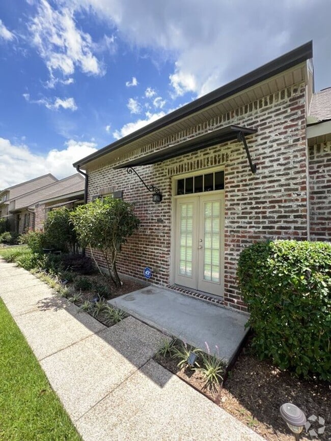 Building Photo - Trendy, 2 bedroom, 2 bathroom townhouse lo...