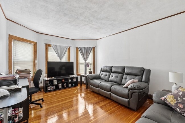 Photo - 483 Broadway