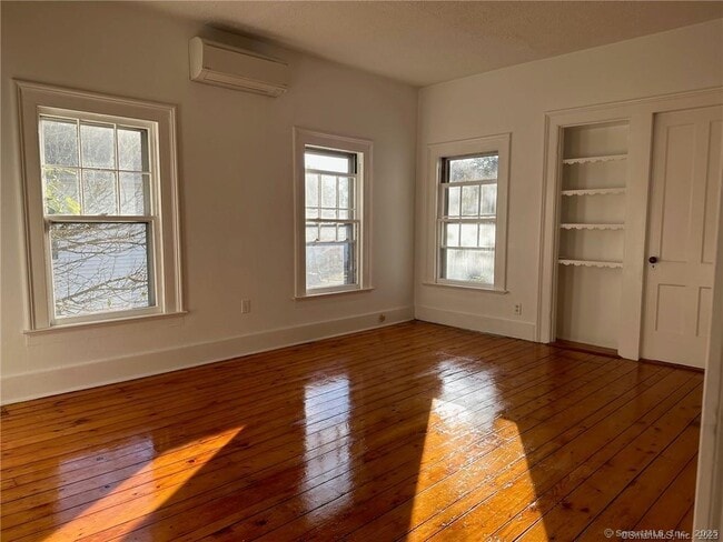 Photo - 463 N Main St Unidad 2