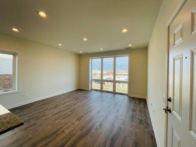 LIVING ROOM - 3220 S Ashland Ave Unidad 3N