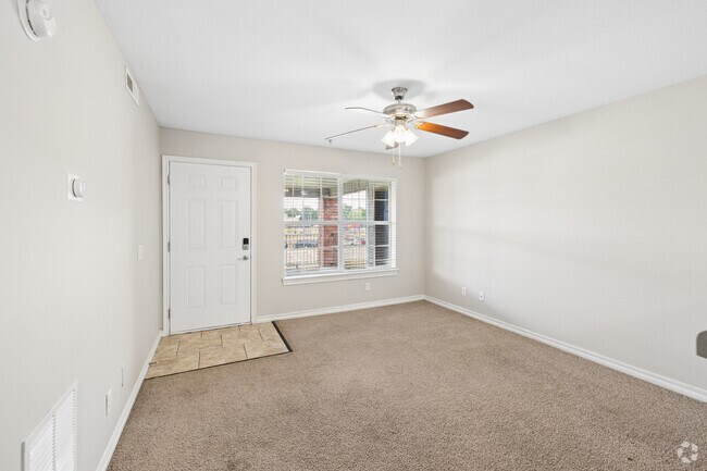 1BR, 1BA - 740SF - Living Room