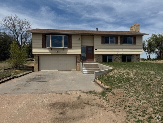 Building Photo - 4 Bedroom - 3 Bathroom just outside of town! Rental