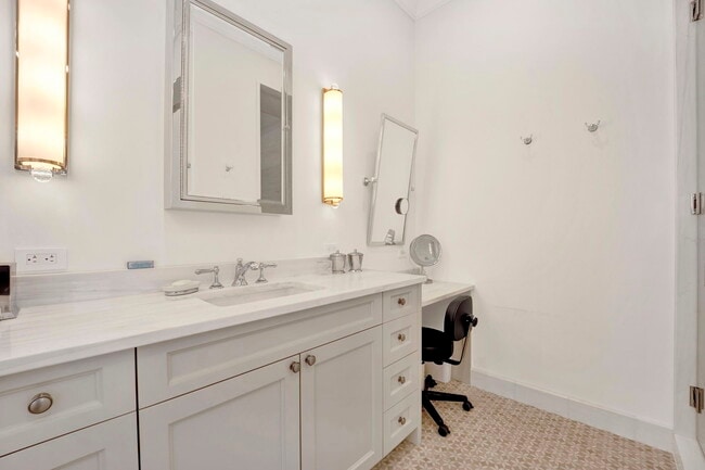 Photo - 103 E Chestnut St