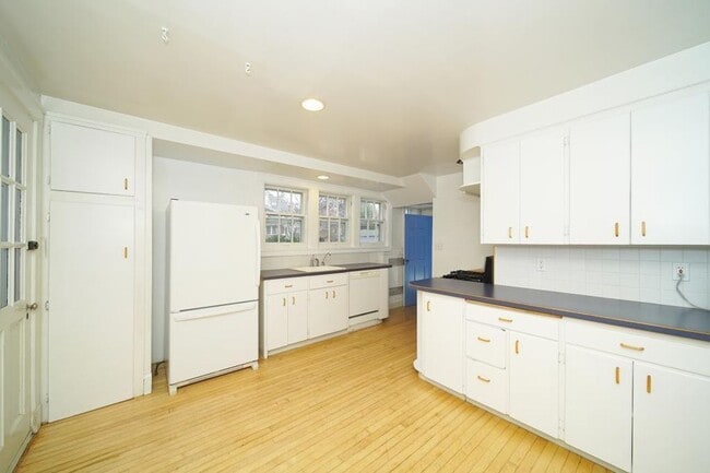 Photo - 8 E College St