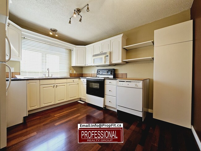 Photo - 10976 161 St NW