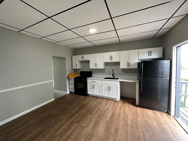 Building Photo - Two bedroom, one bath, fully remodeled tow... Rental