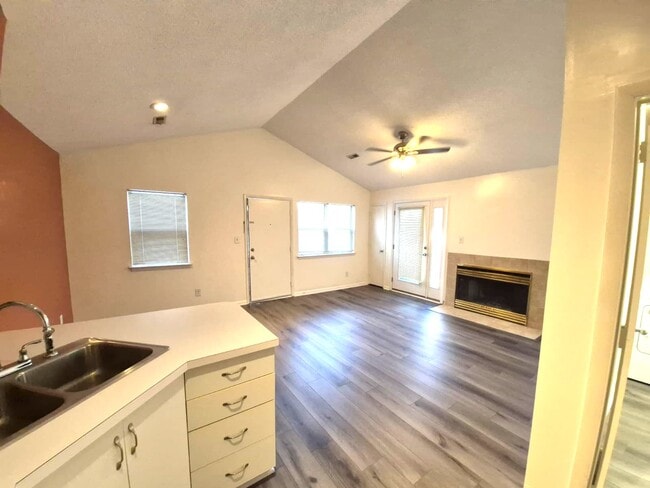 Building Photo - 12762 Saint James Pl Unit C