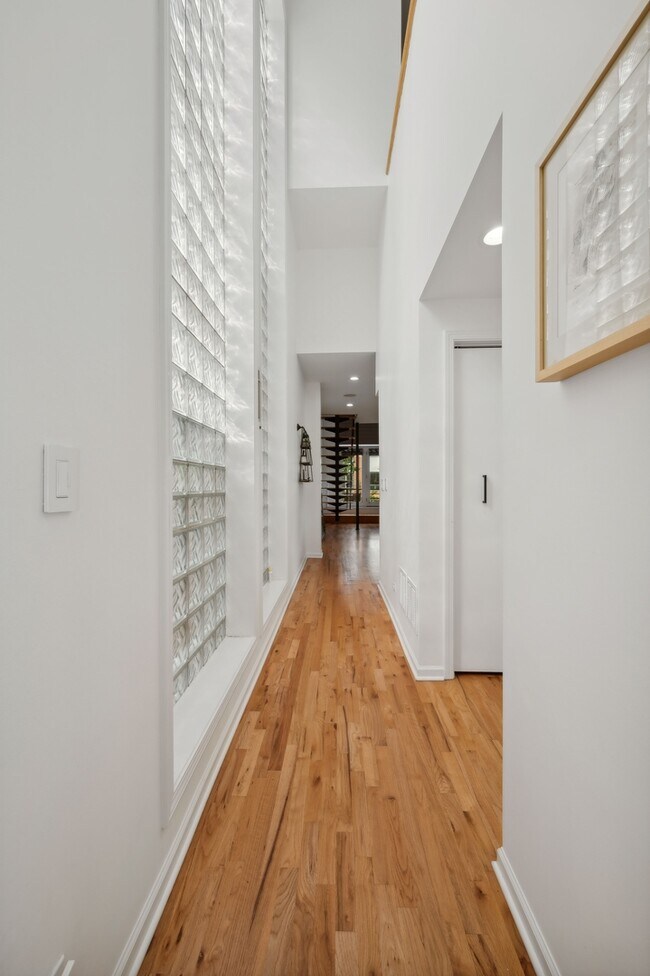 Photo - 885 N Hermitage Ave