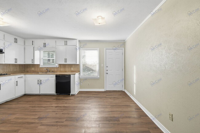 Photo - 208 Westfork Dr