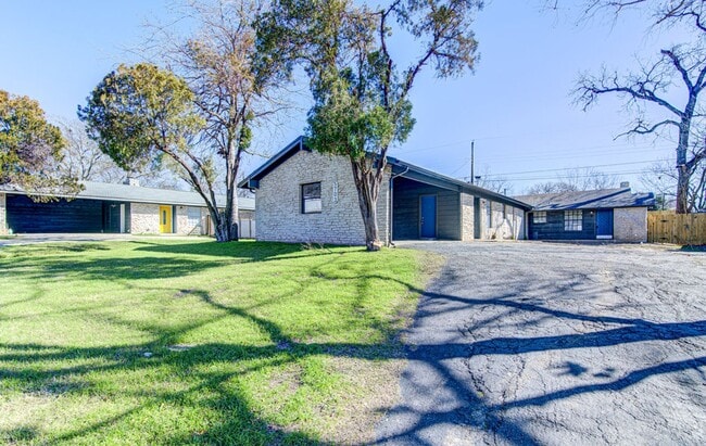 Building Photo - 5703 Gloucester Ln Unit - B